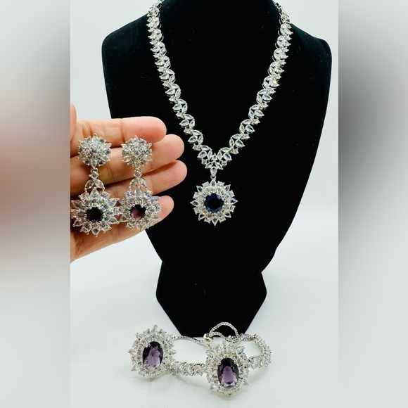 Full Swarovski style Necklace Set - Picture 5 of 5